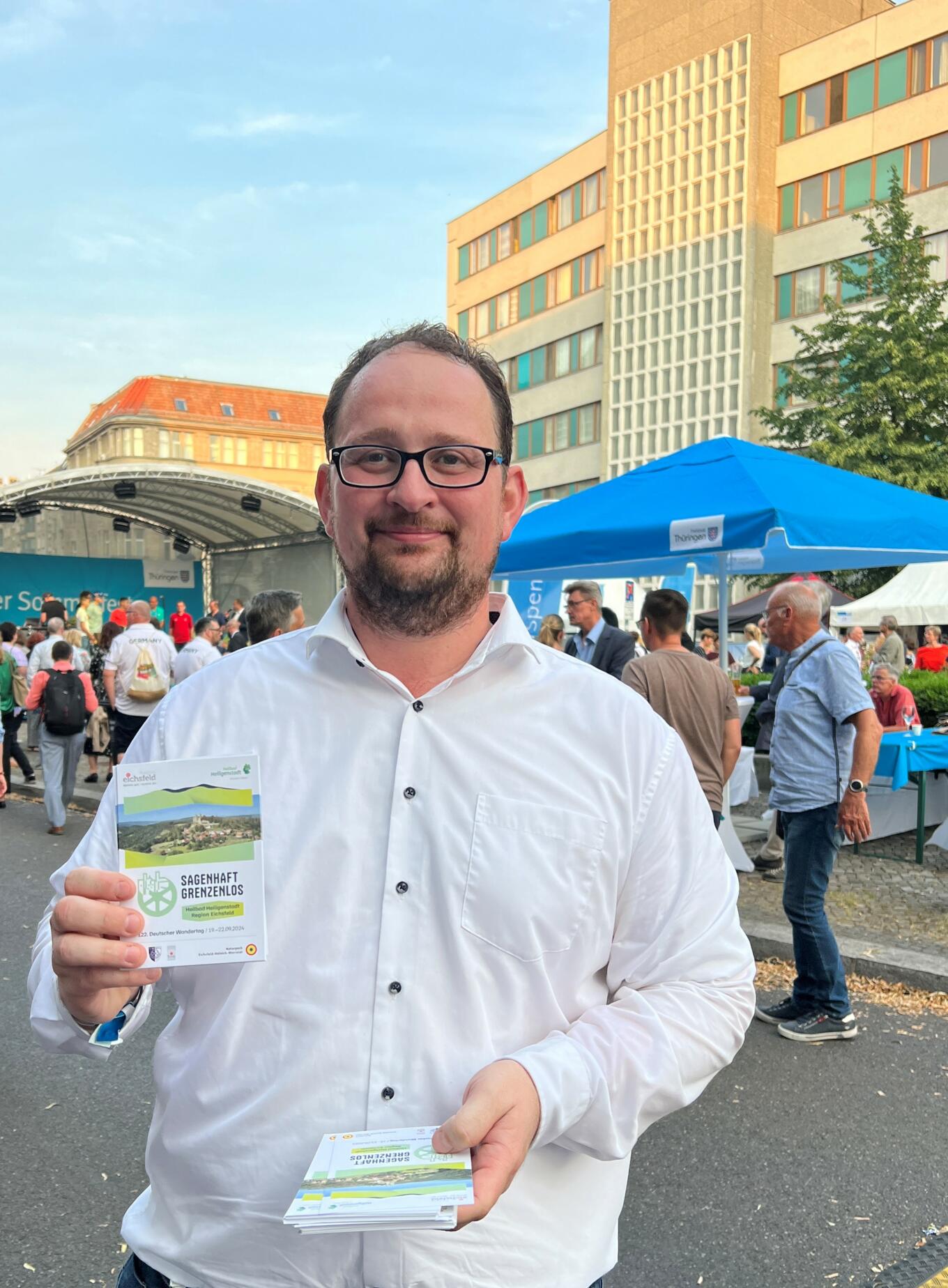 Dr. Thadäus König verteilt Flyer für den Deutschen Wandertag 2024 beim Thüringer Sommerfest 2023 in Berlin