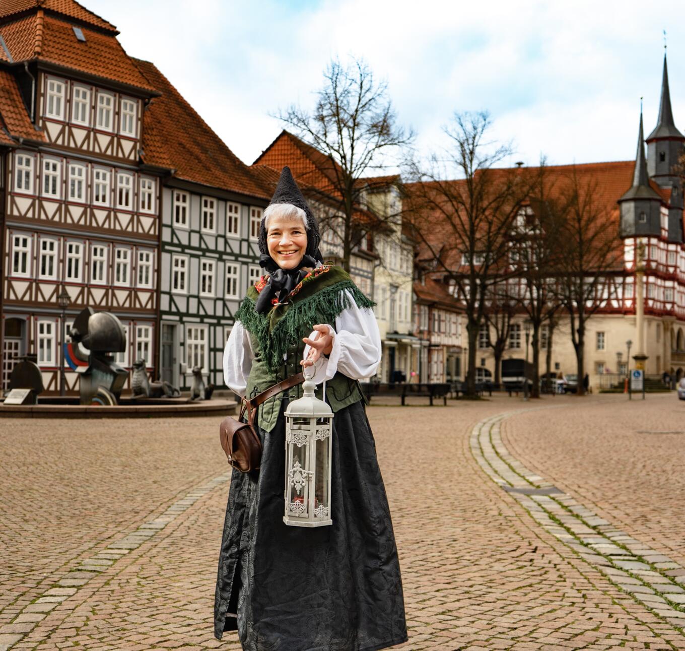 Stadtführerin in historischer Tracht auf dem Marktplatz in Duderstadt