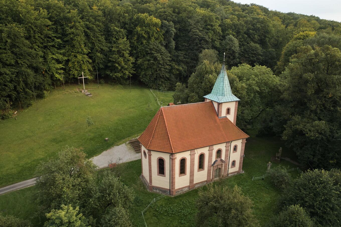 Die Wallfahrtskapelle Klüschen Hagis aus der Vogelperspektive