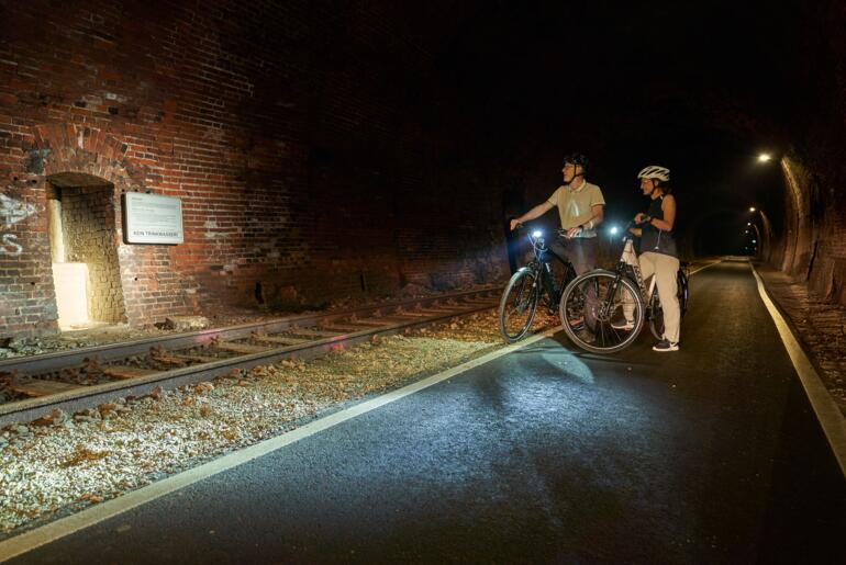 Radfahrer in einem Tunnel auf dem Kanonenbahnradweg